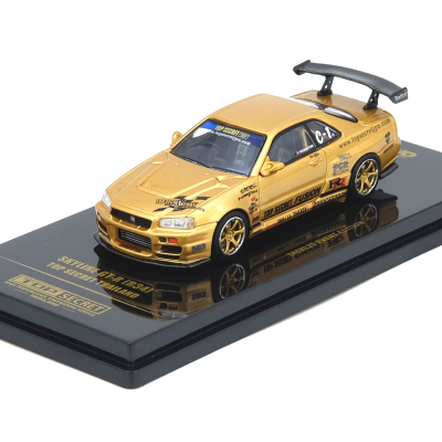 Miniatura de carro desportivo dourado com spoiler preto numa base preta.