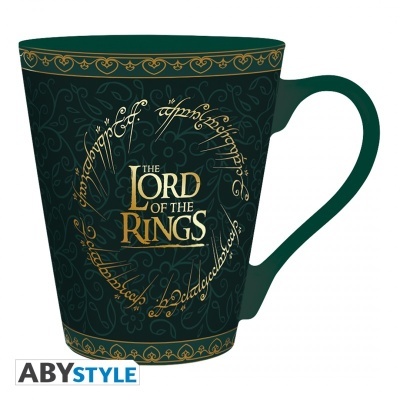 Caneca verde escura Lord of the Rings com texto dourado e escrita circular decorativa