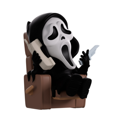 Figura decorativa de personagem com máscara de fantasma sentado em poltrona com telefone e faca.