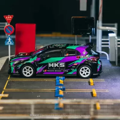 Miniatura de carro de corrida Toyota Corolla decorado com logótipos em estacionamento urbano