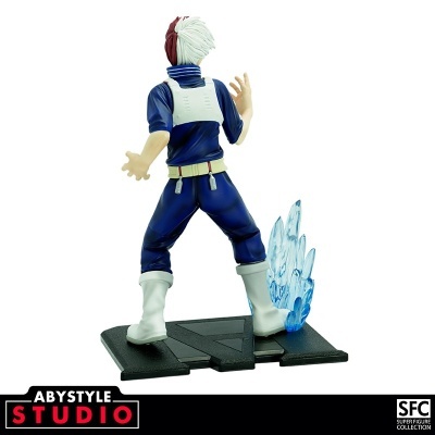 Figura de ação de personagem com fato azul, botas brancas e cabelo branco e vermelho