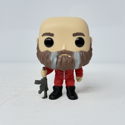 Figura Funko Pop careca com barba, roupa vermelha e arma preta
