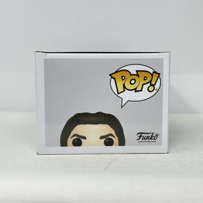 Caixa Funko Pop com desenho parcial da figura e logo POP!