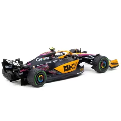 Miniatura de carro de Fórmula 1 com cores preta, amarela e detalhes coloridos.