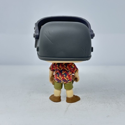 Figura Funko Pop com capacete preto e roupa colorida vista de costas