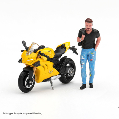 Miniatura mota Ducati amarela e figura masculina em fundo branco