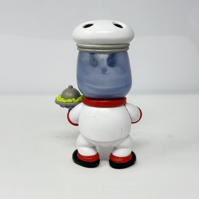 Boneco cozinheiro com chapéu branco e prato em fundo branco