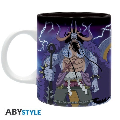 Caneca decorada com personagem de anime com chifres e raios ao fundo