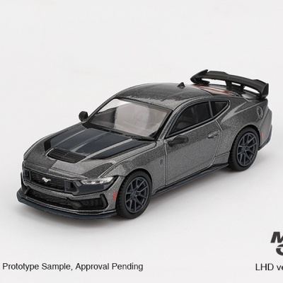 Miniatura de carro desportivo cinzento metalizado com faixas pretas e spoiler traseiro