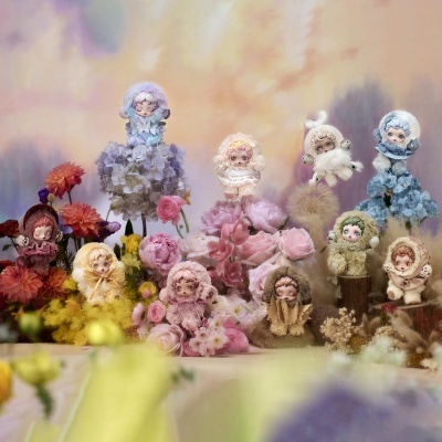 Bonecos fofos em fatos de pelúcia coloridos entre flores coloridas com fundo pastel