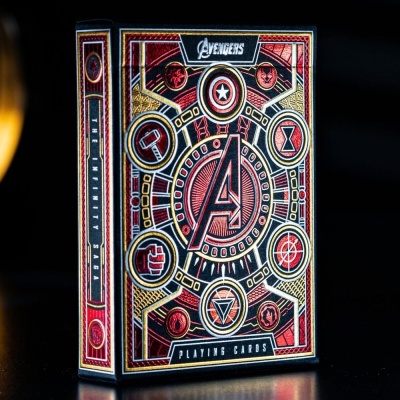 Caixa de baralho de cartas Avengers com design colorido vermelho, preto e dourado