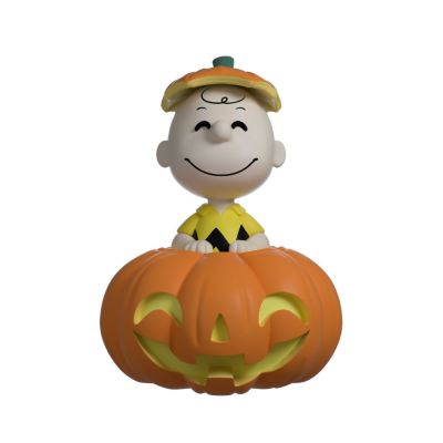 Figura de Charlie Brown dentro de uma abóbora laranja com rosto esculpido