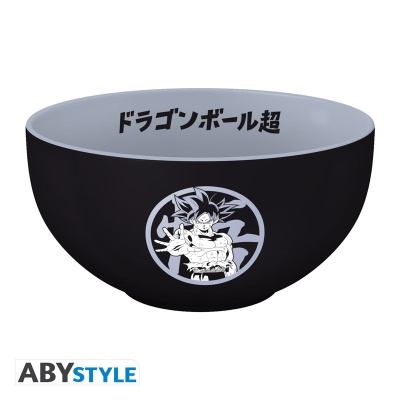 Taça preta com imagem a preto e branco de personagem de anime e texto japonês no interior