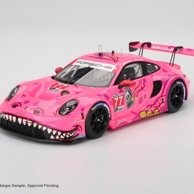 Modelo de carro de corrida Porsche rosa com detalhes gráficos e número 77