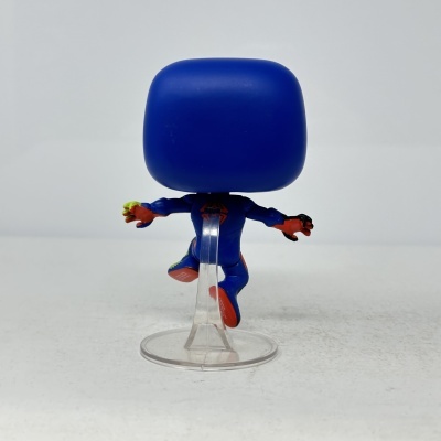 Figurinha Funko Pop vista de costas com cabeça azul quadrada e fato azul e laranja.