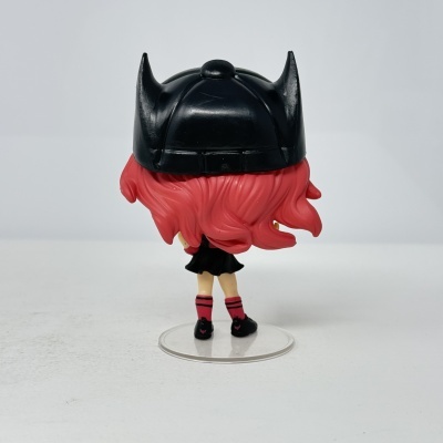 Figura Funko Pop com cabelo rosa e capacete preto com chifres