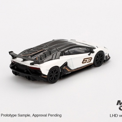 Miniatura de carro desportivo branco e preto com número 63