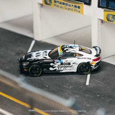 Miniatura de carro de corrida preto e branco com texto nas laterais numa pista de corrida em miniatura