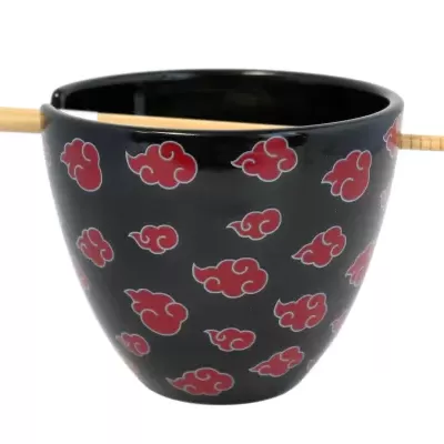 Taça preta com nuvens vermelhas e pauzinhos de madeira.