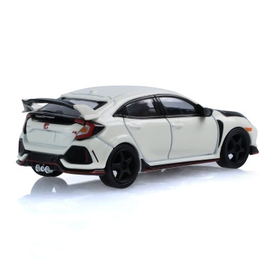 Modelo de carro desportivo de brinquedo branco com detalhes pretos e insígnias vermelhas