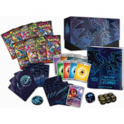 Conjunto Pokémon com cartas, dados e guia do jogador Phantasmal Flames com design de Charizard.
