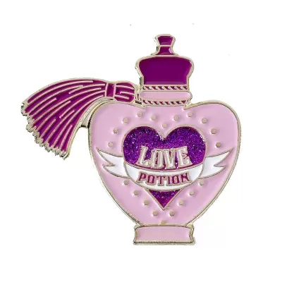 Alfinete esmaltado frasco perfume rosa com coração e texto LOVE POTION