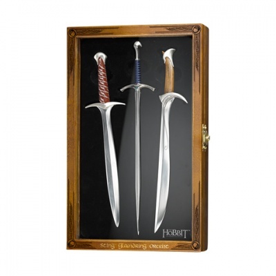 Estojo de madeira com três espadas de metal e fundo preto com inscrições de 
