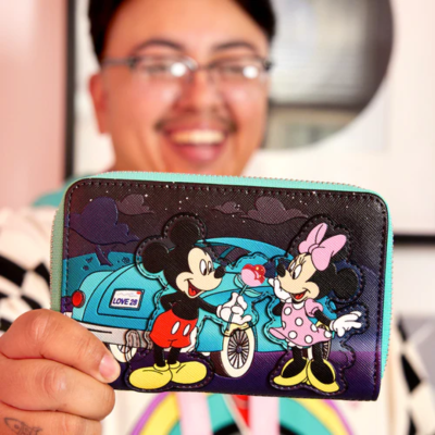 Carteira com estampa do Mickey e Minnie e zíper verde