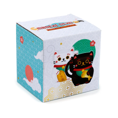 Caixa com ilustrações de gatos da sorte Maneki Neko em azul, branco, vermelho e preto