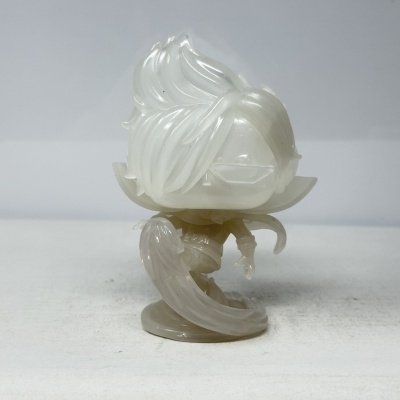 Figura de coleção em vinil translúcido cinza claro com cabelo detalhado