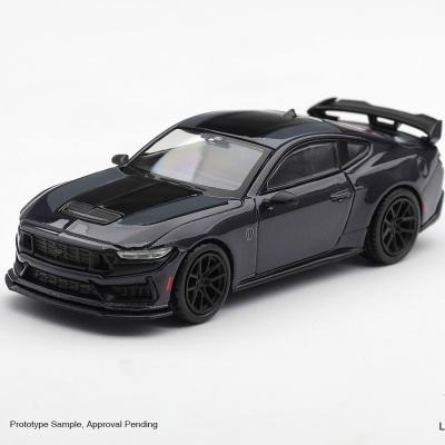 Miniatura de carro desportivo preto com asa traseira em fundo branco