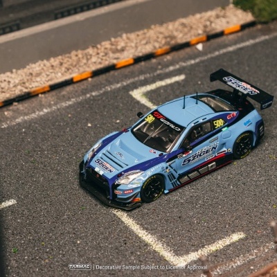 Miniatura de carro de corrida azul em parque de estacionamento de asfalto.