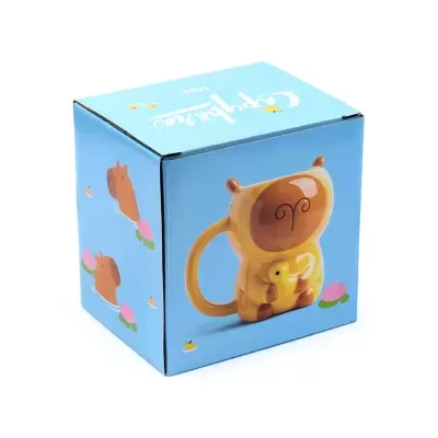 Caixa azul com caneca em forma de personagem amarelo alaranjada e flores de lótus