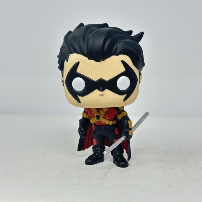 Figura Funko Pop de super-herói com máscara preta e branca e bastão prateado