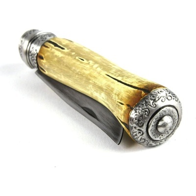 Faca dobrável com cabo de madeira clara e detalhes metálicos ornamentados