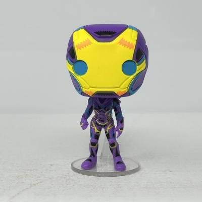 Figura Funko Pop amarelo, azul e roxo em pé com base transparente