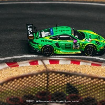 Miniatura de carro de corrida verde em pista