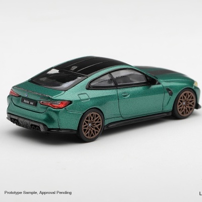 Miniatura de carro BMW M4 verde metálico com tejadilho preto e jantes castanhas