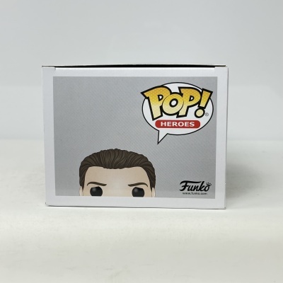 Caixa branca de Funko Pop! com parte da figura e texto POP! HEROES
