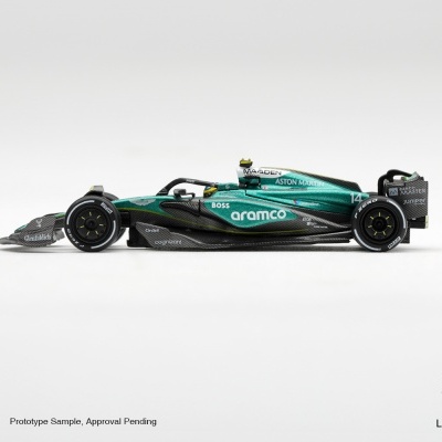 Miniatura de carro de Fórmula 1 verde e preto com várias inscrições.