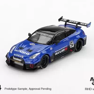 Miniatura de carro de corrida Nissan Skyline azul e preto com marcações NISMO e NISSAN