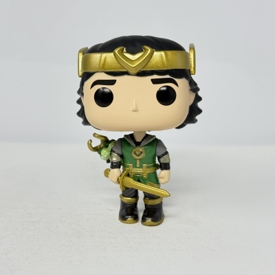 Figura Funko Pop do personagem Loki com coroa dourada e roupa verde e dourada