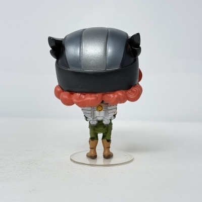 Figura Funko Pop com capacete e roupa verde