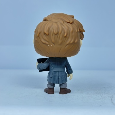 Boneco Funko Pop de costas com casaco azul e cabelo castanho