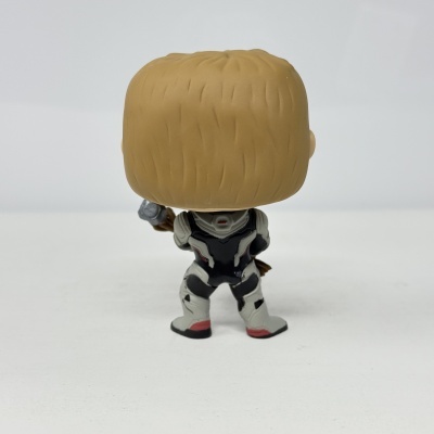 Figura Funko Pop de personagem de costas com fato branco e preto
