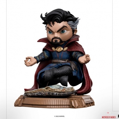 Figura colecionável do Doutor Estranho com capa vermelha e roupa azul