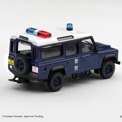 Miniatura de viatura policial azul e branco com luzes vermelhas e azuis sobre fundo branco