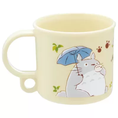 Caneca creme com personagem cinza a segurar um guarda-chuva azul