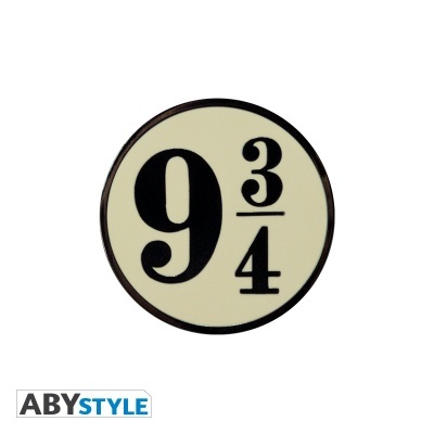 Botão redondo creme com texto '9 3/4'