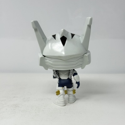 Figura Funko Pop! de personagem com capacete branco e roupa azul escura, vista de costas
